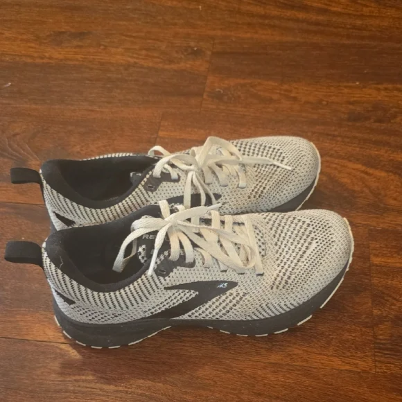 Brooks Gray and Black Athletic Shoes with Breathable Mesh Brooks | Shoes | Brooks Gray And Black Athletic Shoes With  main image 3